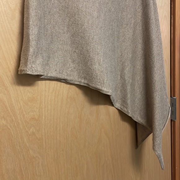 Lux Collexion luxury connected shall. Contains 30% cashmere. Very soft and warm. - Picture 8 of 11